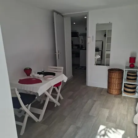 Rdc Avec Terrasse, Parking & Cuisine Equipee *
