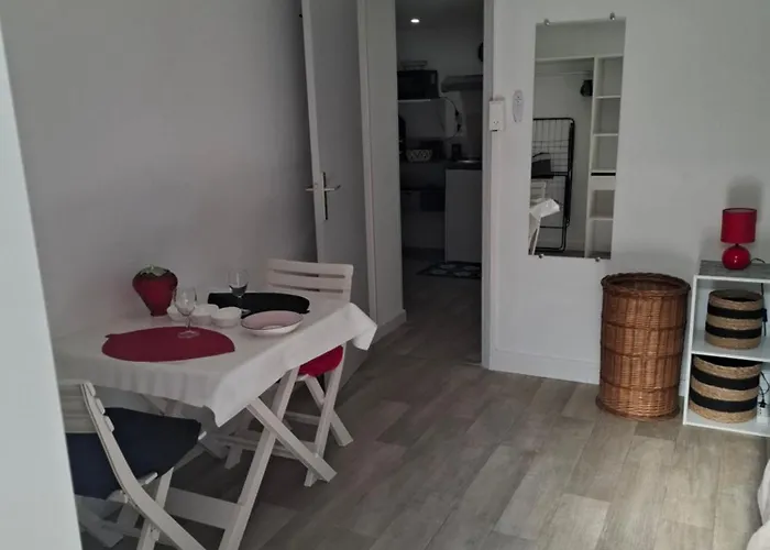Rdc Avec Terrasse, Parking & Cuisine Equipee *
